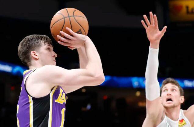 开云体育下载-苦练三分+控球！湖人乡村曼巴抢位不怕竞争